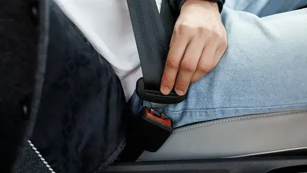 Jak skutecznie wyczyścić pasy bezpieczeństwa i uniknąć ich zniszczenia