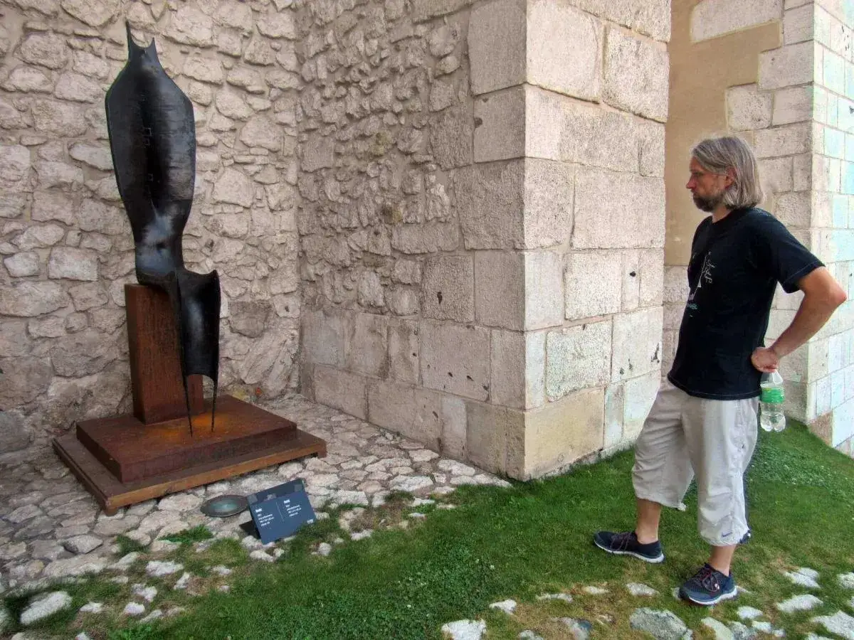 Rzeźby Beksińskiego w Krakowie: Tajemnice i emocje w sztuce