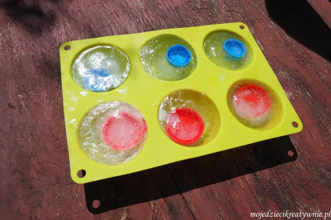 Fascynujące eksperymenty z lodem: Nauka przez zabawę dla dzieci