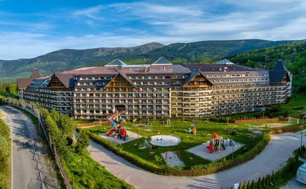 Ogromny hotel Gołębiewski w Karpaczu, otoczony zielenią i górami. Ile lat ma hotel Gołębiewski w Karpaczu? To miejsce oferuje mnóstwo atrakcji dla dzieci.