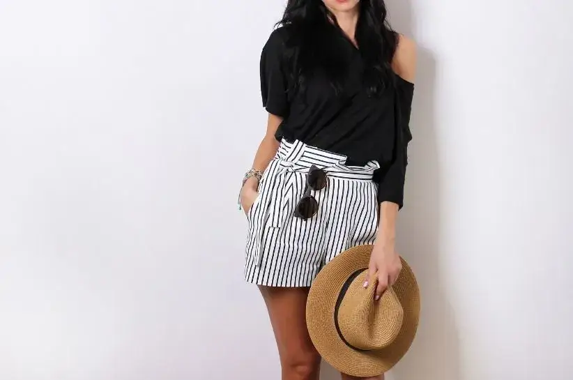 Stylizacje z biało czarną spódnicą, które zachwycą każdego dnia