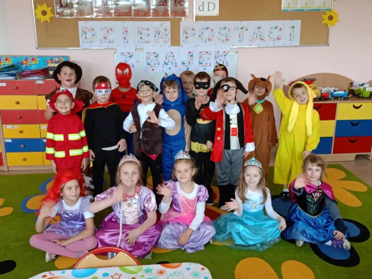 Myślę, że to świetny pomysł! Oto propozycja tytułu, która spełnia wszystkie kryteria: Projekt artystyczno-edukacyjny: przewodnik od pomysłu do sukcesu