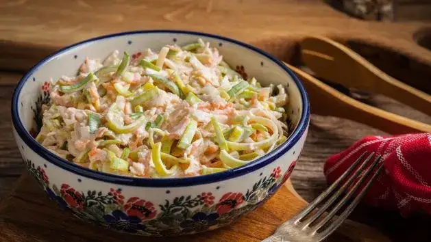 Jakie surówki do placków ziemniaczanych naprawdę zachwycą smakiem?