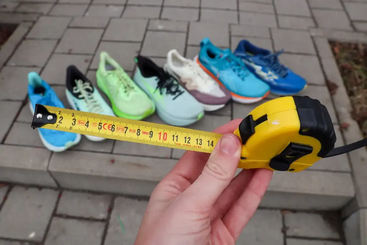 Jak dobrać rozmiar butów do biegania? Miarka pokazuje, jak zmierzyć stopę, by wybrać idealne obuwie.