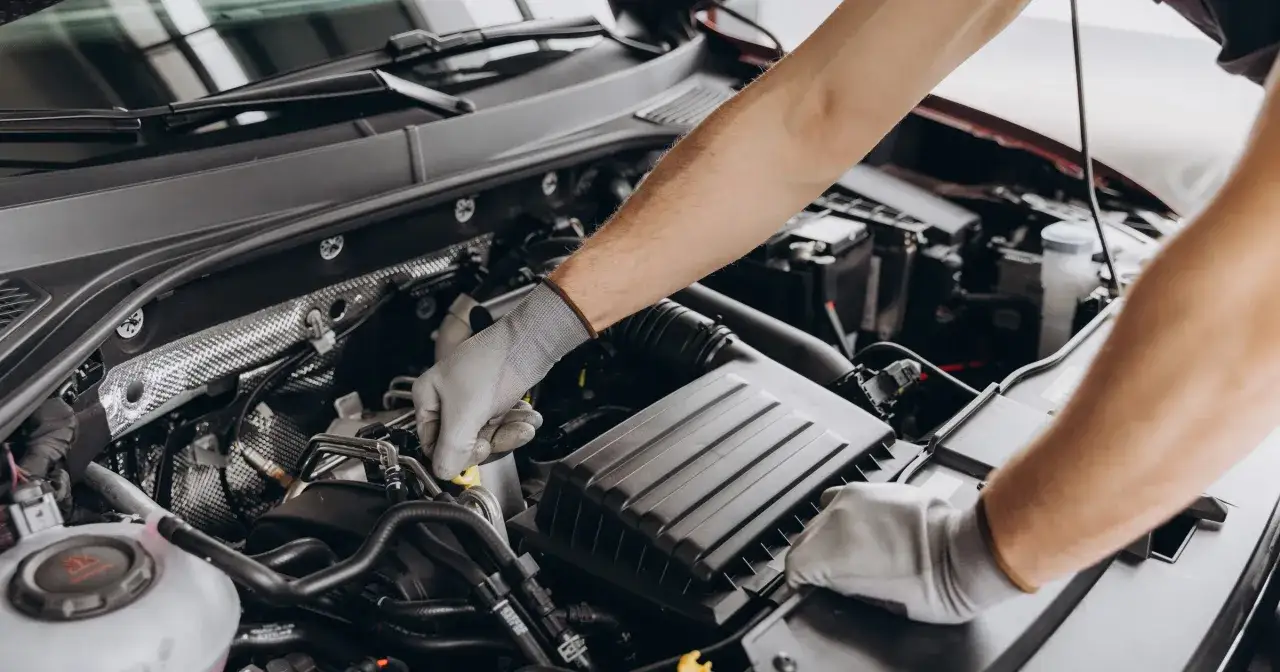 Za mało oleju w silniku objawy i jak ich unikać, aby nie stracić pieniędzy