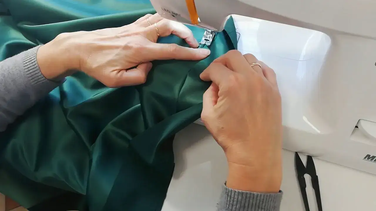 Jak zapobiec podnoszeniu się spódnicy – skuteczne sposoby i praktyczne porady