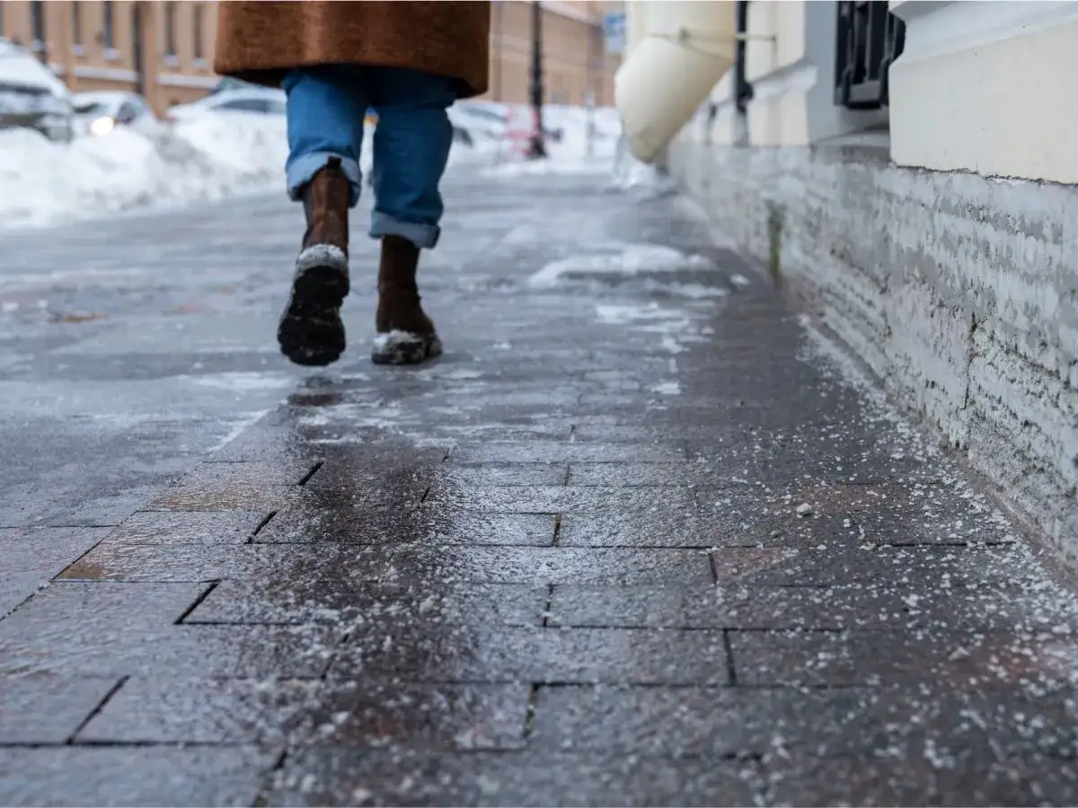 Lód na chodniku: czym posypać? Uniknij mandatu i zniszczeń
