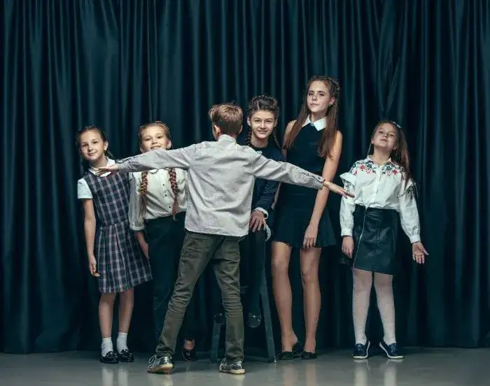 Cele wycieczki do teatru: jak wzbogacają edukację i rozwijają empatię