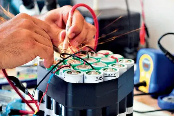 Łączenie baterii: Najlepsze metody połączeń szeregowych i równoległych
