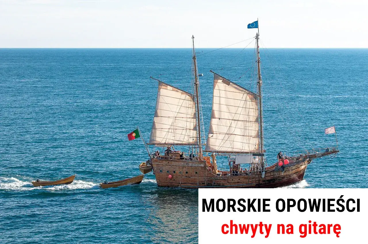 Żaglowiec z portugalską flagą na morzu, jak z morskie opowieści. Dwie łodzie towarzyszą mu w rejsie.