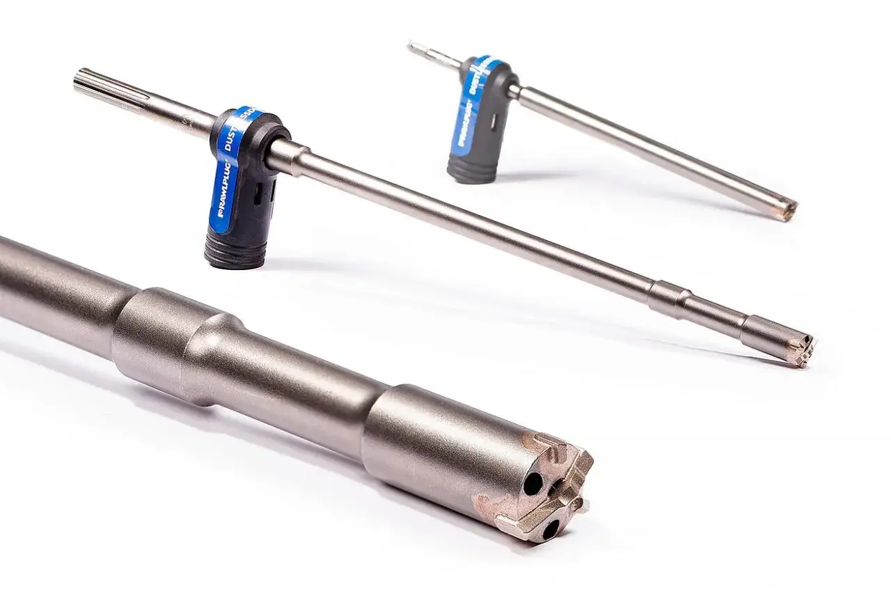 Metalowe wiertło z pilotem i niebieskim uchwytem, gotowe do wiercenia.