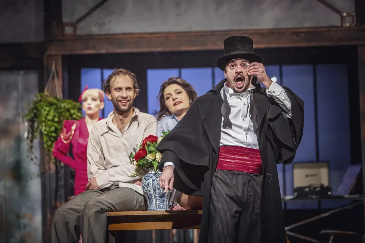 Czarna komedia spektakl w Warszawie - zaskakujące zwroty akcji i obsada