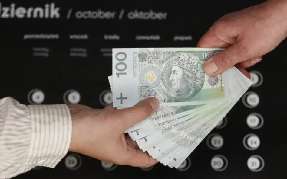 Czy mąż może przelać żonie pieniądze bez podatku? Sprawdź zasady.