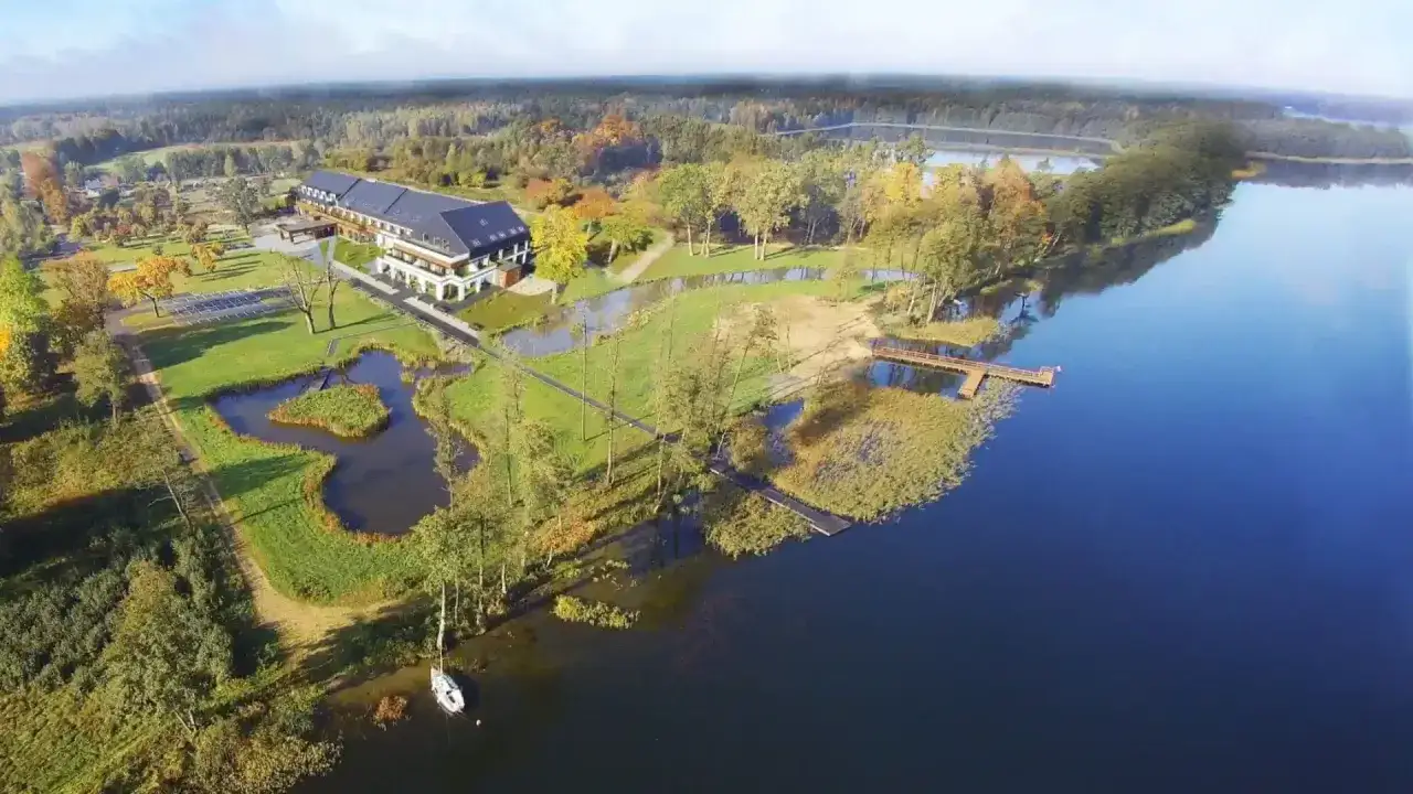 Hotele nad jeziorem w Łódzkiem - komfort i bliskość natury
