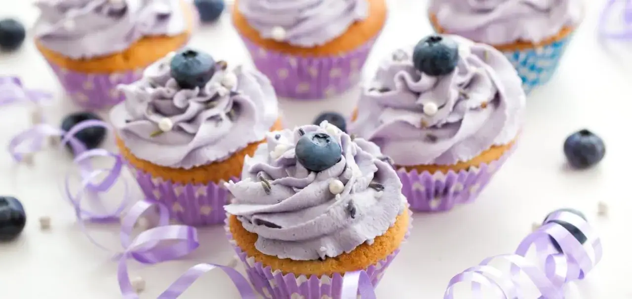 Jak udekorować babeczki, by zachwycić gości i dodać smaku