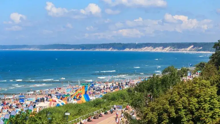 Jak znaleźć nocleg nad morzem - skuteczne sposoby i porady na oszczędności