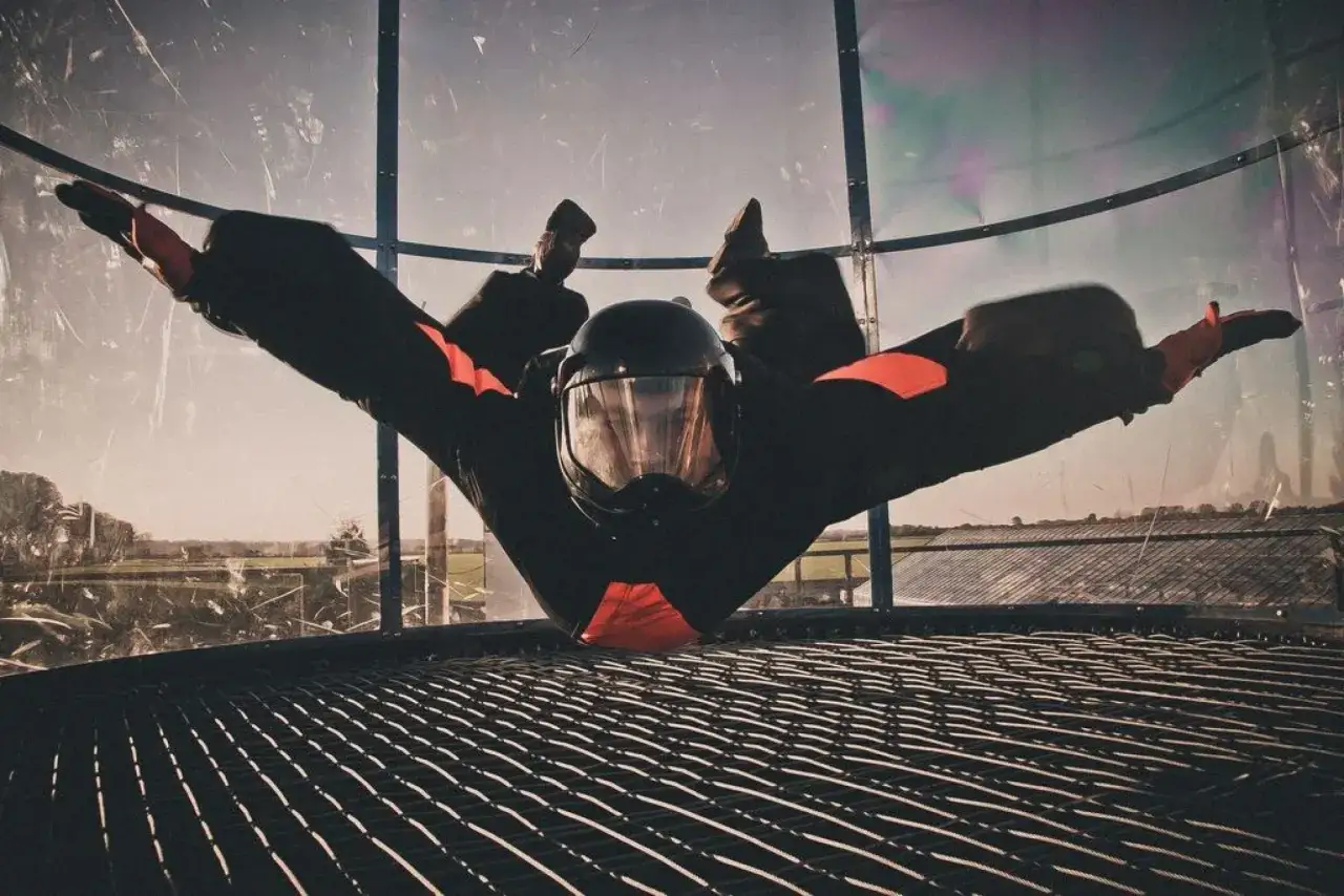 Lot w tunelu aerodynamicznym jako prezent – spełnij marzenie o lataniu