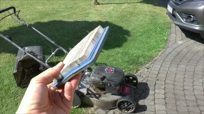 Jak wyczyścić filtr powietrza w kosiarce i uniknąć kosztownych napraw