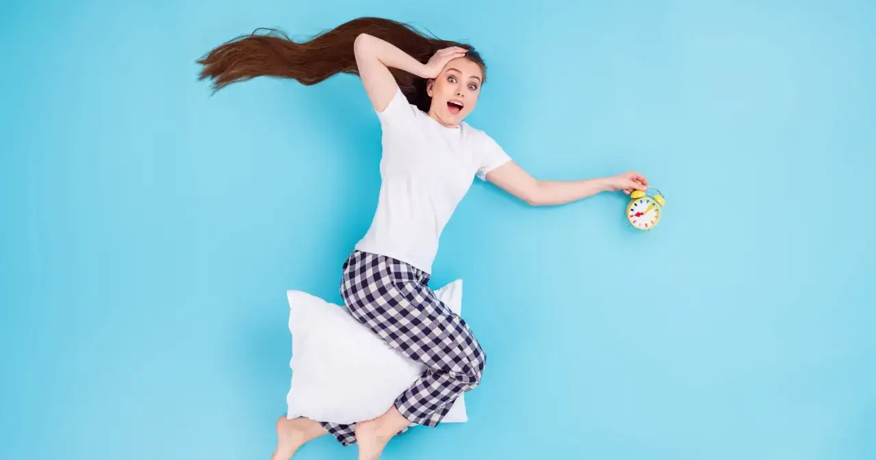 Co daje poduszka między kolana? Ekspert radzi, jak spać bez bólu