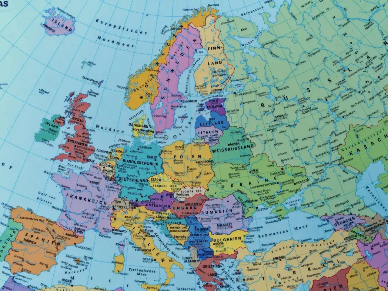 Mapa Europy pokazuje, z kim graniczą Niemcy: Danię, Polskę, Czechy, Austrię, Szwajcarię, Francję, Luksemburg, Belgię i Holandię.