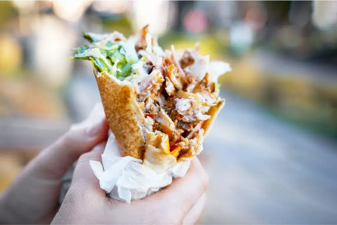 Kebab w tortilli: Ile kalorii? Poznaj fakty i triki na lżejszą wersję