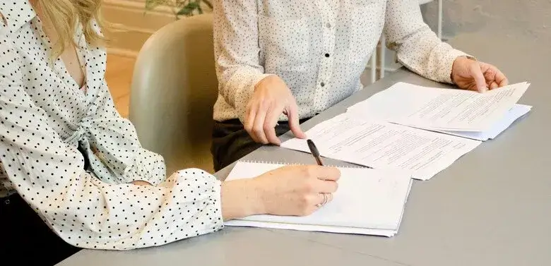 Kto wycenia działki i jakie ma kwalifikacje? Sprawdź, zanim stracisz