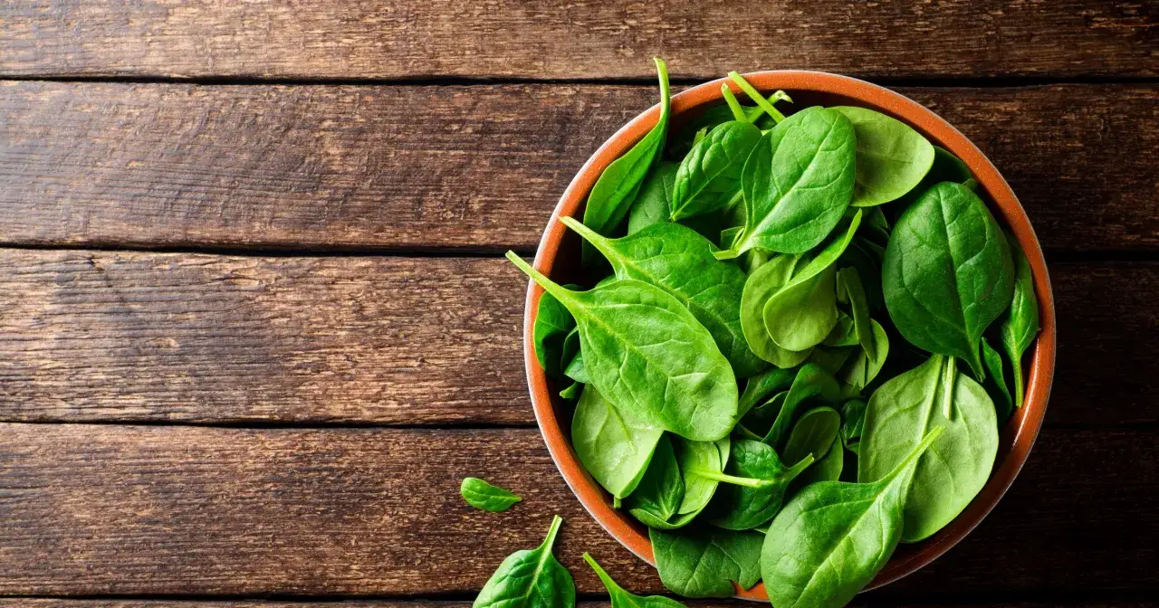 Szpinak w sałatce: Bezpieczny czy ryzyko? Szczawiany i zdrowie.