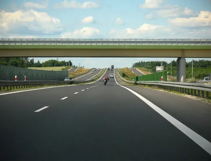 Czy na autostradzie A1 można płacić kartą? Sprawdź dostępne metody płatności!