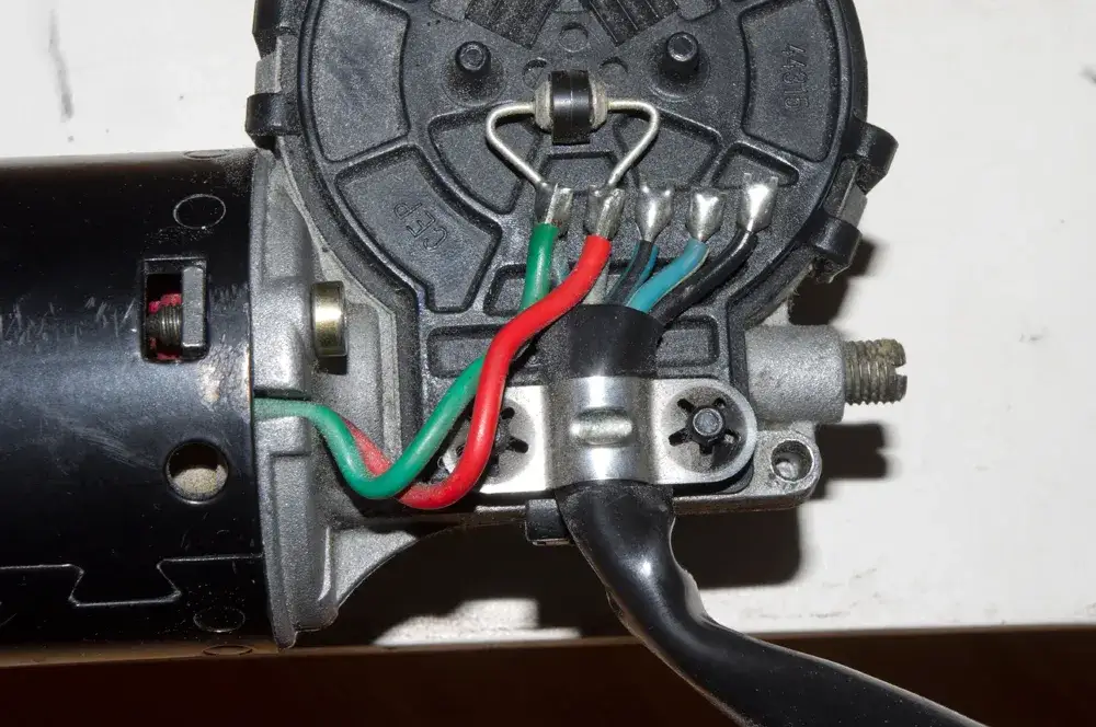 Jak sprawdzić silnik wycieraczek miernikiem i uniknąć kosztownych napraw