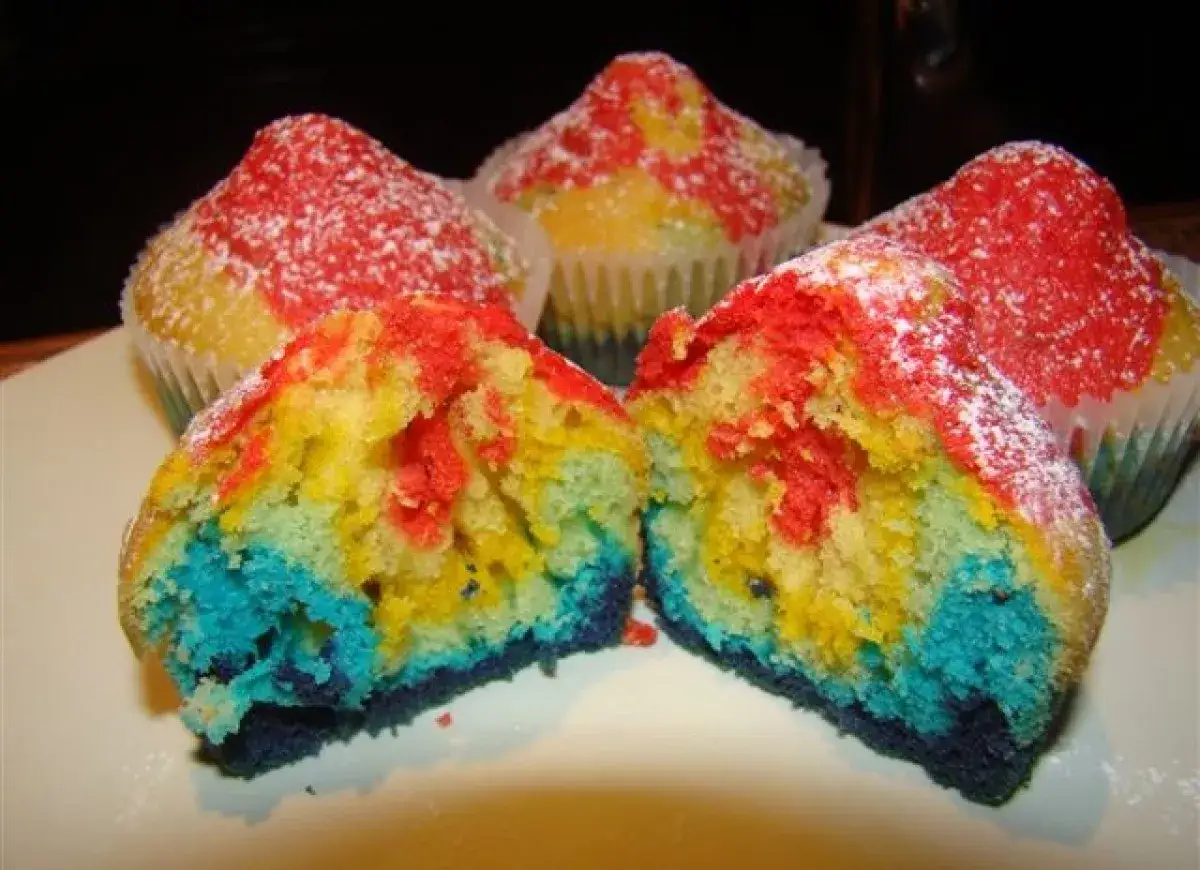 Jak zrobić tęczowe babeczki? Sekret kolorów w środku!
