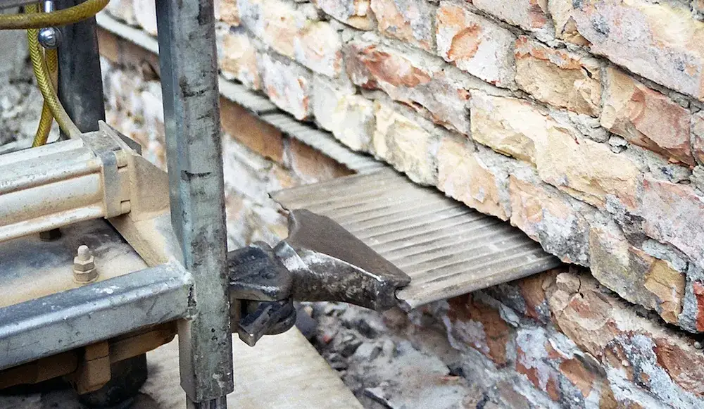 Jak zrobić izolację poziomą w starym budynku, aby uniknąć wilgoci?