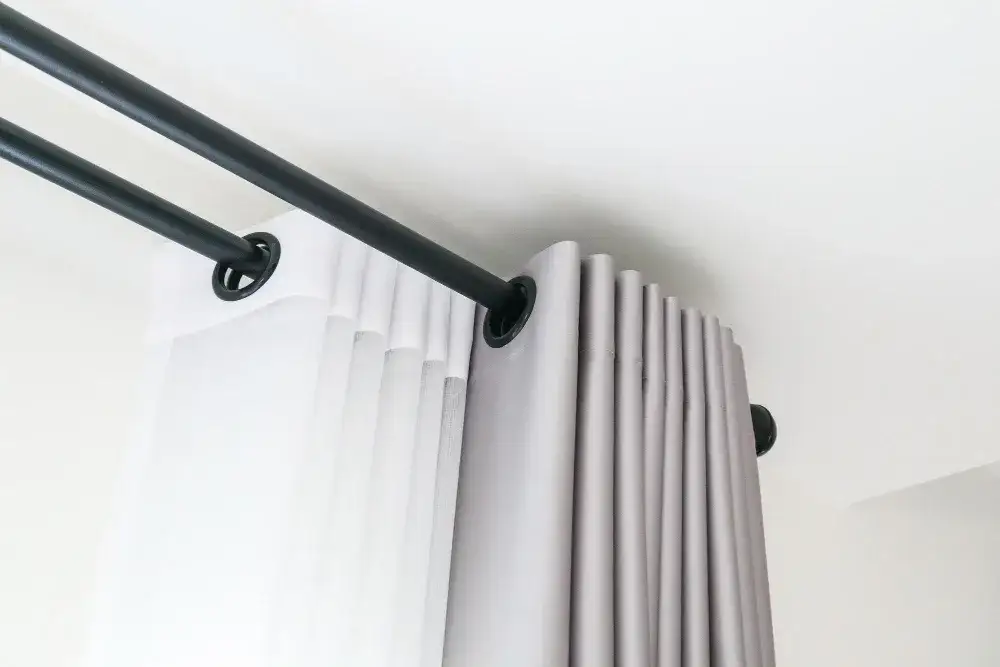 Karnisz pojedynczy czy podwójny: wybór, który odmieni twoje wnętrze