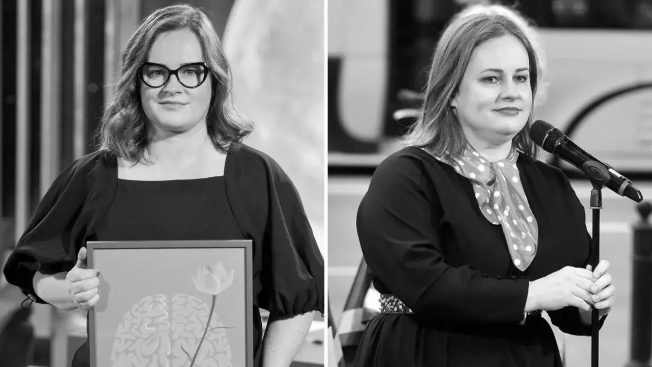 Joanna Kołaczkowska, córka Joanny Kołaczkowskiej, prezentuje obraz z mózgiem i kwiatem.