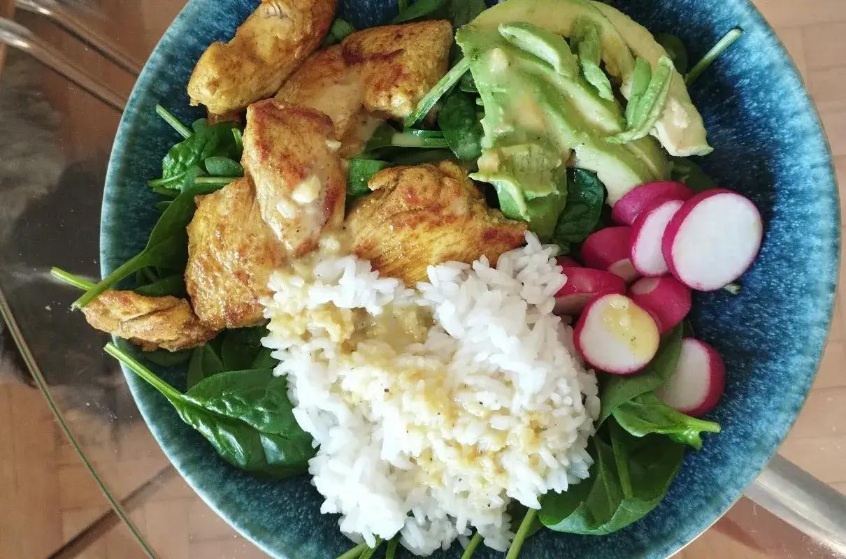 Zdrowa buddha bowl z kurczakiem, ryżem, awokado i rzodkiewką. Pyszny posiłek pełen smaku i witamin.