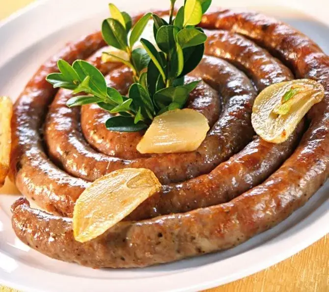 Co można zrobić z surowej kiełbasy? Proste i smaczne przepisy