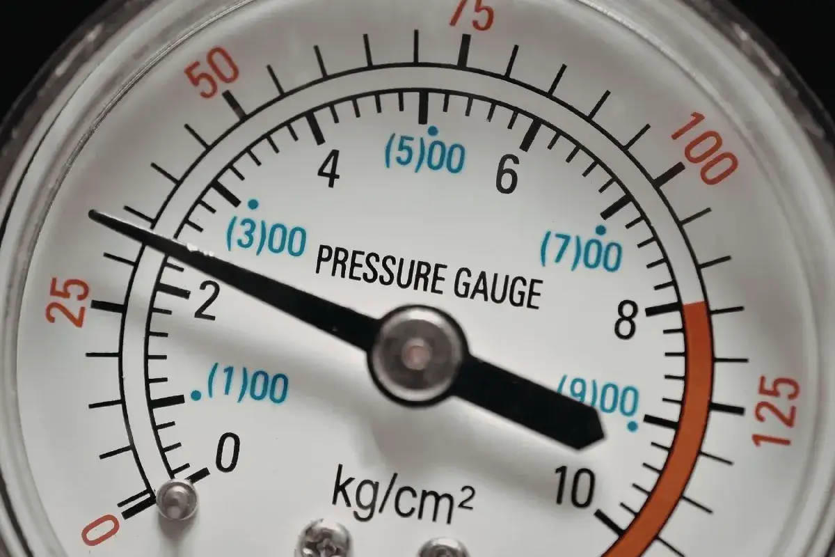 Manometr wskazujący niskie ciśnienie. Wskazówka pokazuje ok. 1 kg/cm². Pomoże to zrozumieć, jak spuścić ciśnienie z pieca gazowego.