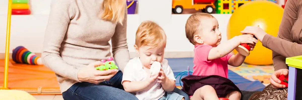 Ile opiekunek na dziecko w żłobku? Sprawdź ważne przepisy i normy