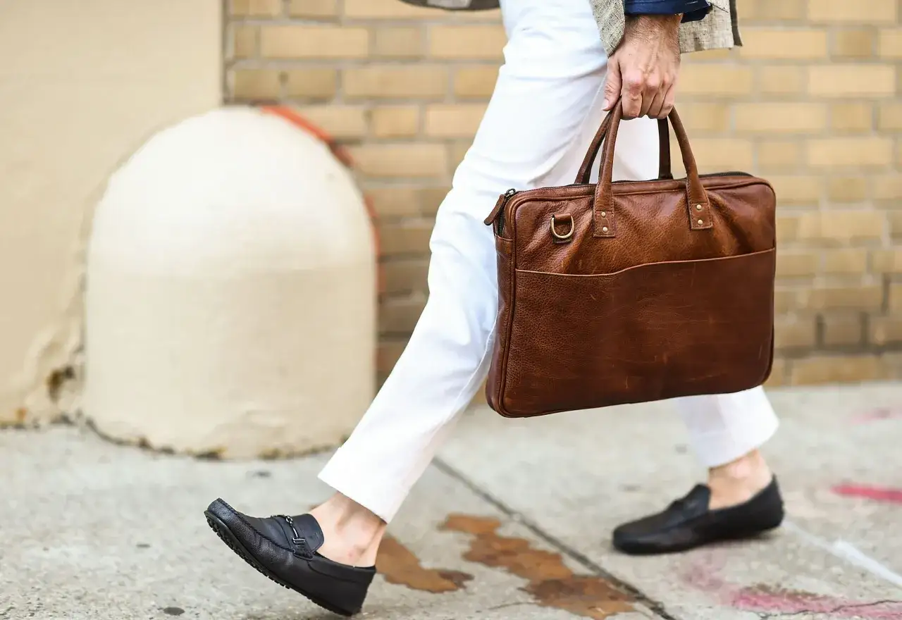 Jakie spodnie do mokasynów wybrać, aby wyglądać stylowo?