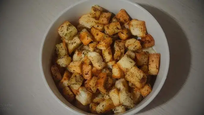 Chrupiące grzanki do zupy: piekarnik czy patelnia? Sekrety mistrza