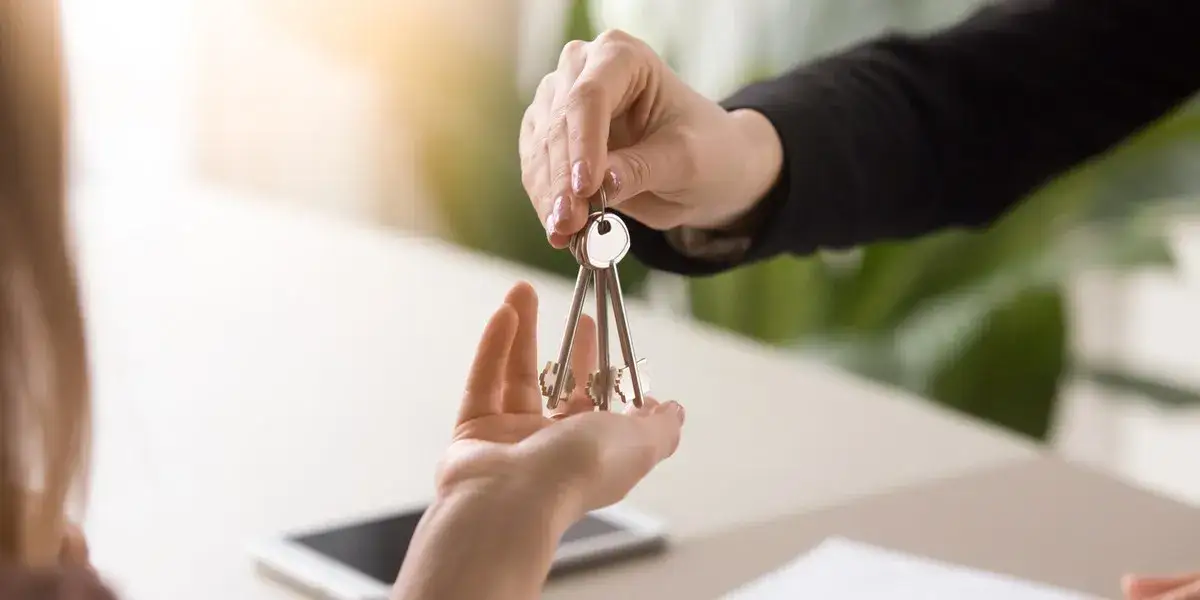 Czy od darowizny mieszkania płaci się podatek? Sprawdź, co musisz wiedzieć