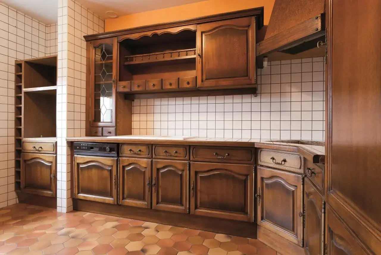 Stare, drewniane meble kuchenne z ozdobnymi frontami. Idealne do renowacji, by nadać im nowe życie i pokazać, jak odnowić stare meble.