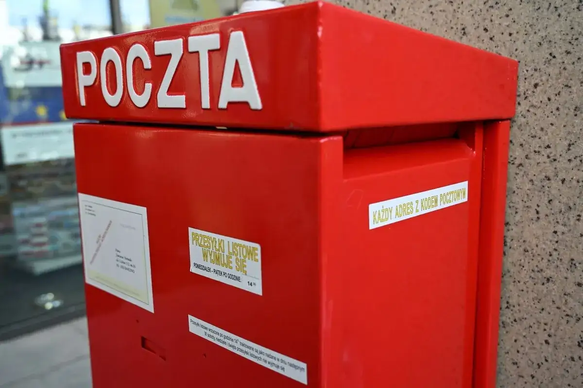 Co z pocztą polską? Problemy finansowe i zmiany w usługach