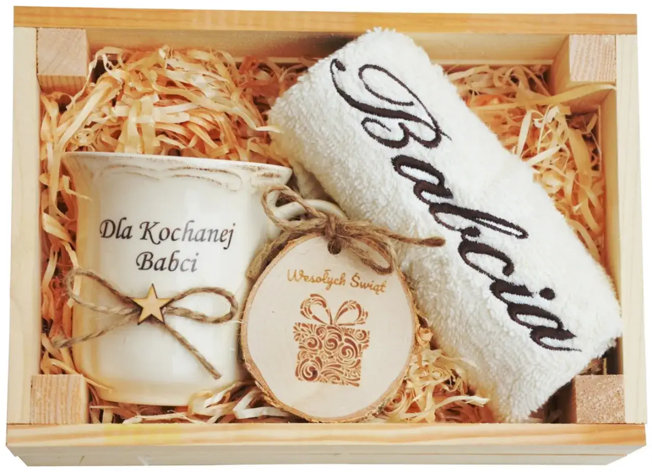 Drewniana skrzynka z kubkiem "Dla Kochanej Babci", ręcznikiem z napisem "Babcia" i drewnianą ozdobą "Wesołych Świąt".