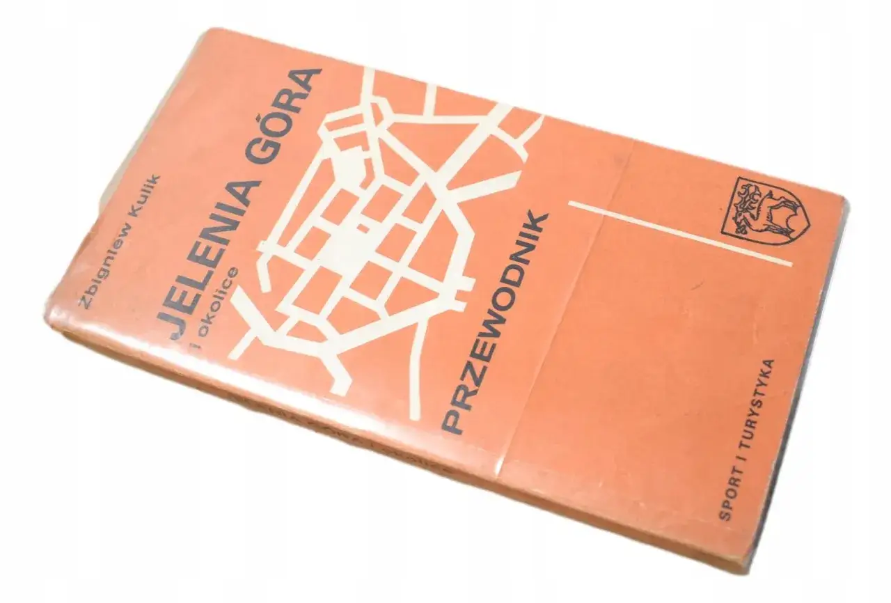 Przewodnik "Jelenia Góra co zobaczyć" autorstwa Zbigniewa Kulika. Na okładce mapa miasta i herb.