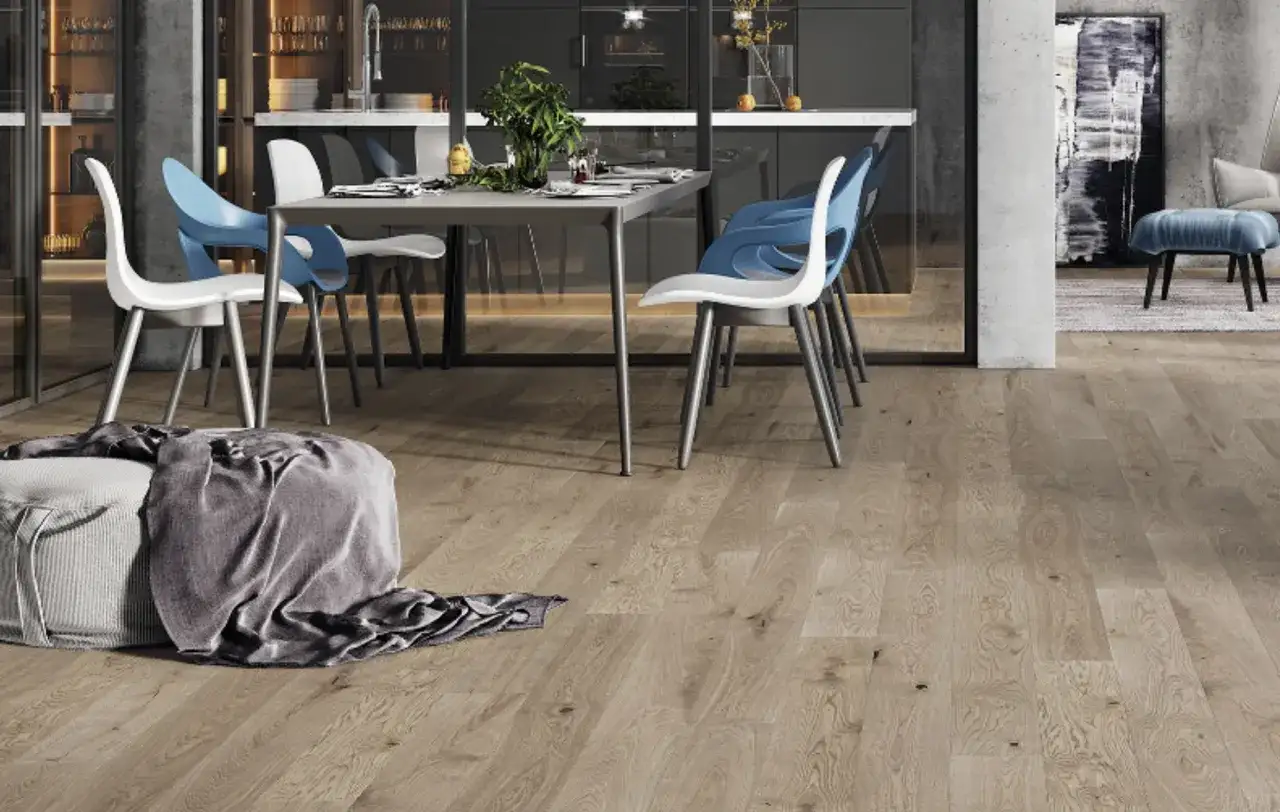 Nowoczesna jadalnia z drewnianą podłogą. Zastanawiasz się, jakie płytki pasują do drewnianej podłogi? Spójrz na ten projekt!