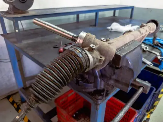 Objawy uszkodzenia maglownicy, które mogą kosztować cię fortunę