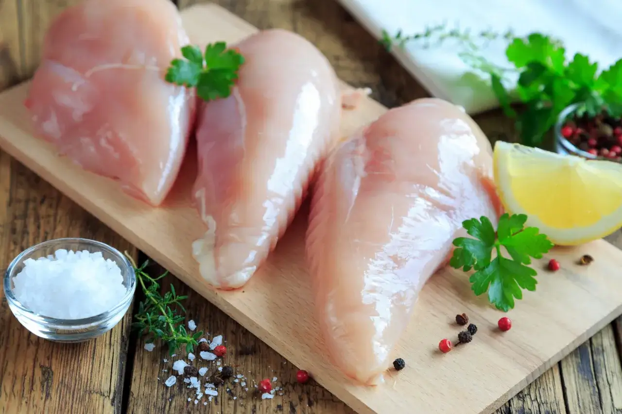 Jak szybko rozmrozić mięso z kurczaka i uniknąć bakterii?