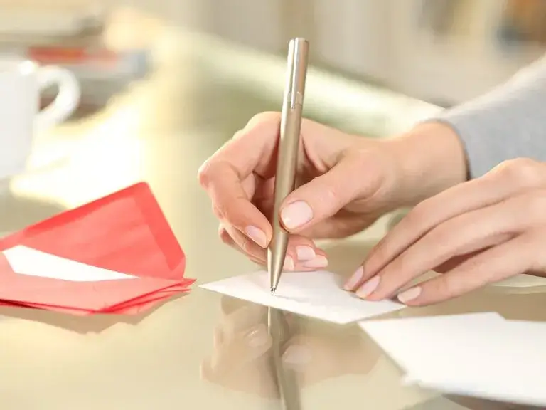 Jak napisać dedykację z cytatem, aby wzruszyć bliską osobę