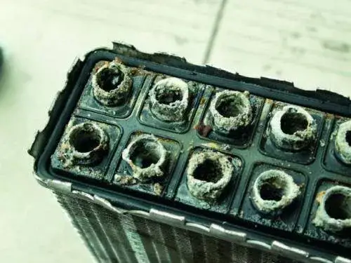 Pęknięta chłodnica objawy: jak je rozpoznać i uniknąć kosztownych napraw