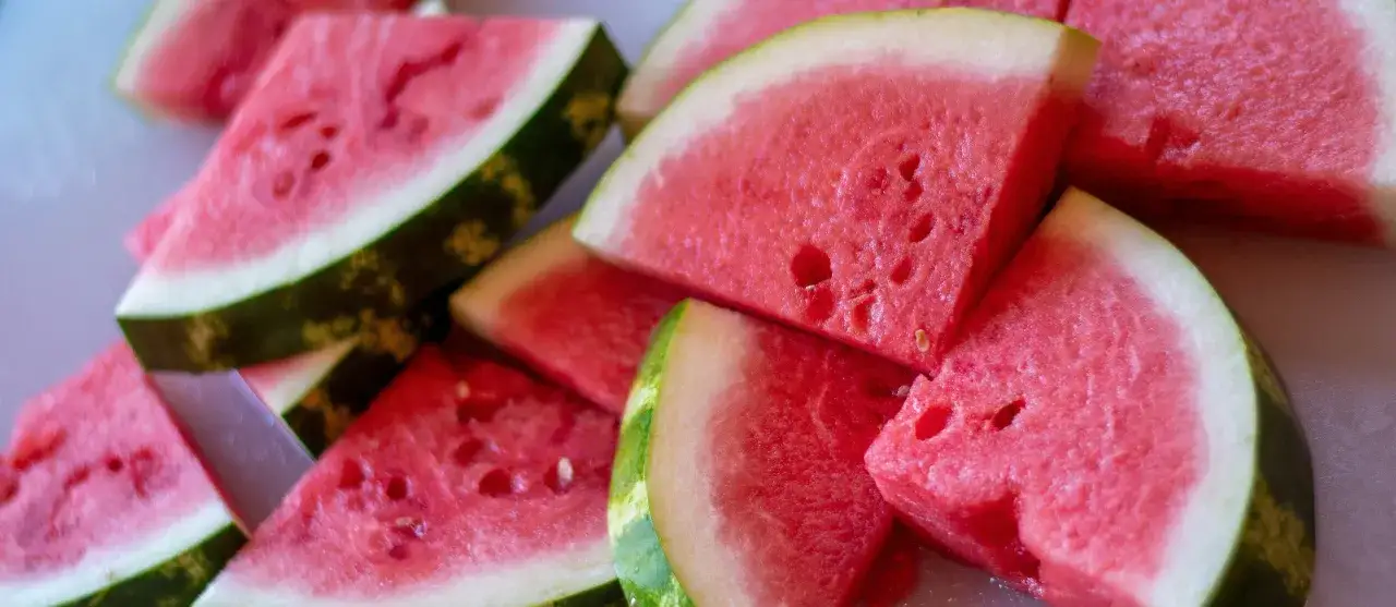 Kawałki soczystego arbuza, idealne na letnią przekąskę. Czy koty mogą jeść arbuza? To pytanie nurtuje wielu właścicieli czworonogów.